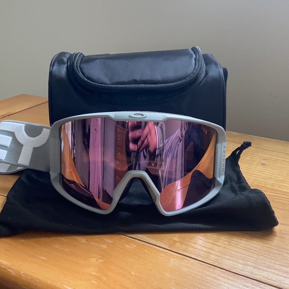 Oakley Ski goggles worn twice, perfect condition. Carry bag included